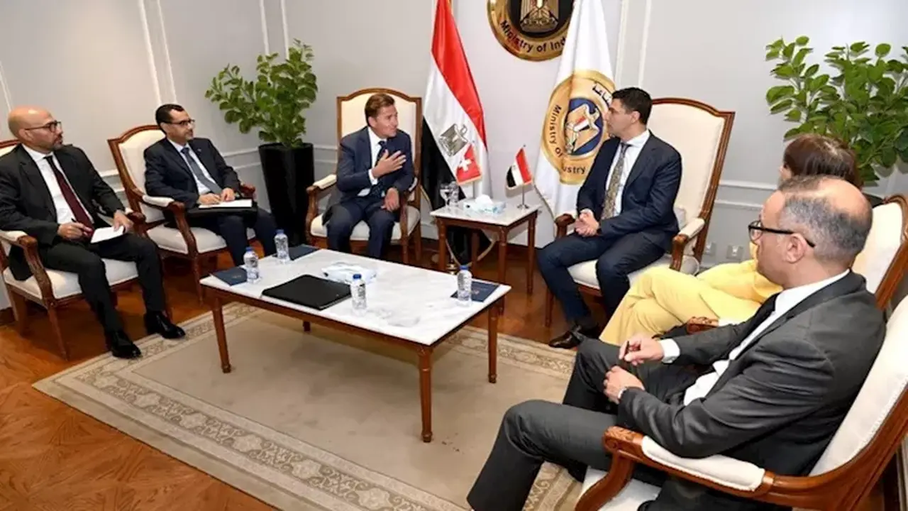 وزير الصناعة يبحث مع شركة ABB السويسرية تعزيز آفاق التعاون المشترك القادم